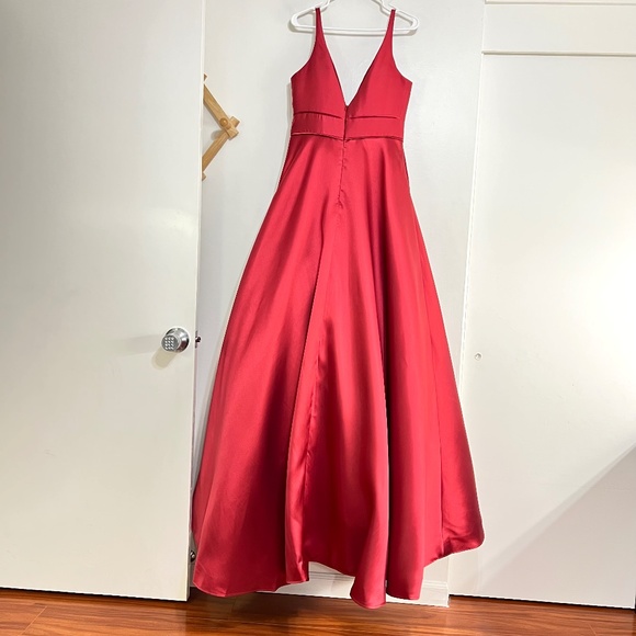 Mac Duggal Ieena 55010 Plunging V-Neck V-Back Gown - Picture 7 of 12